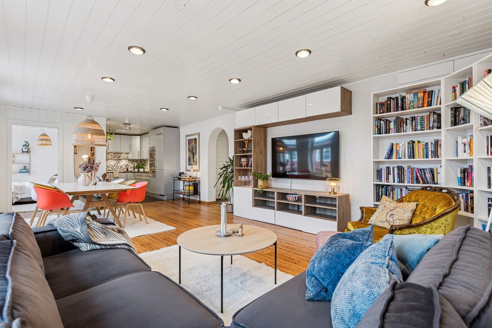 Stue og kjøkken er på hele 42 kvm. Her har man gode møbleringsmuligheter. Galleribilde