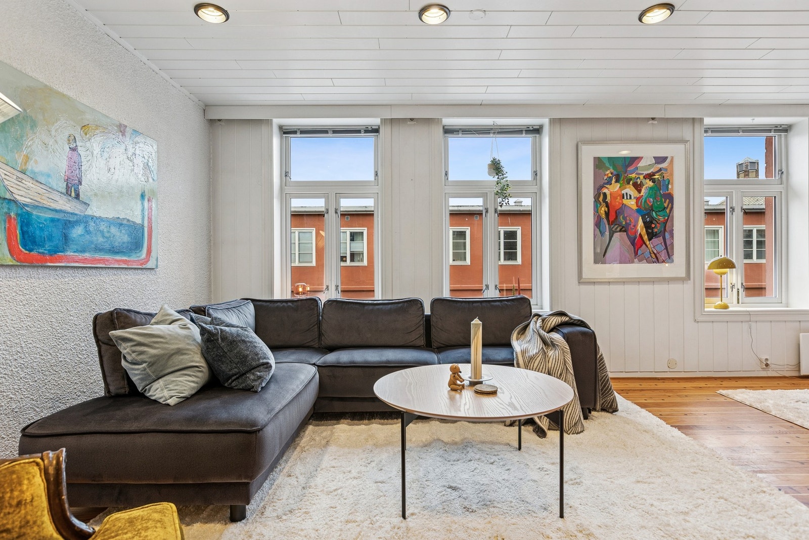 De store vindusflatene gir rikelig med naturlig lysinnslipp til stuen. Galleribilde