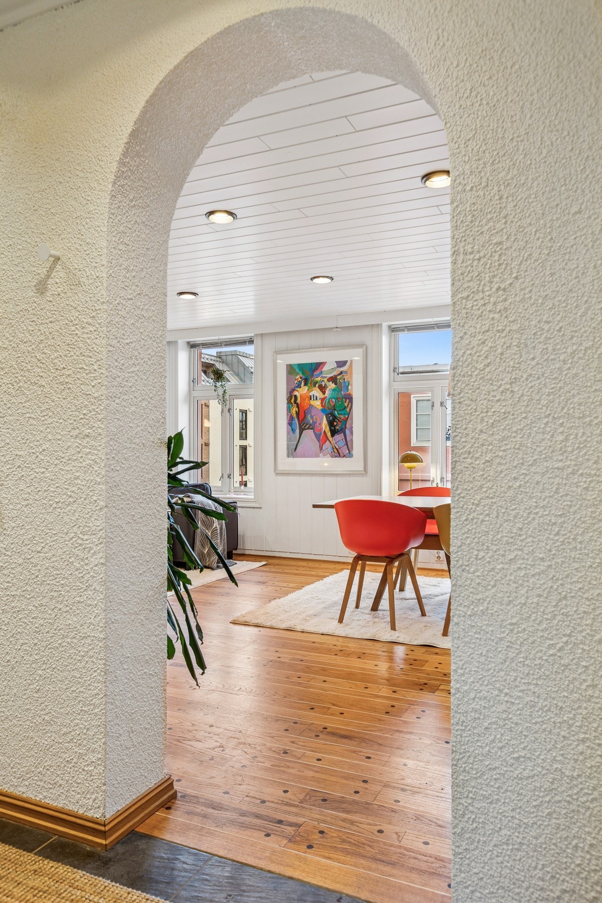 Det er svært gode kollektivforbindelser i området, og Buran bussholdeplass ligger kun ca. ett minutts gange fra leiligheten. Galleribilde