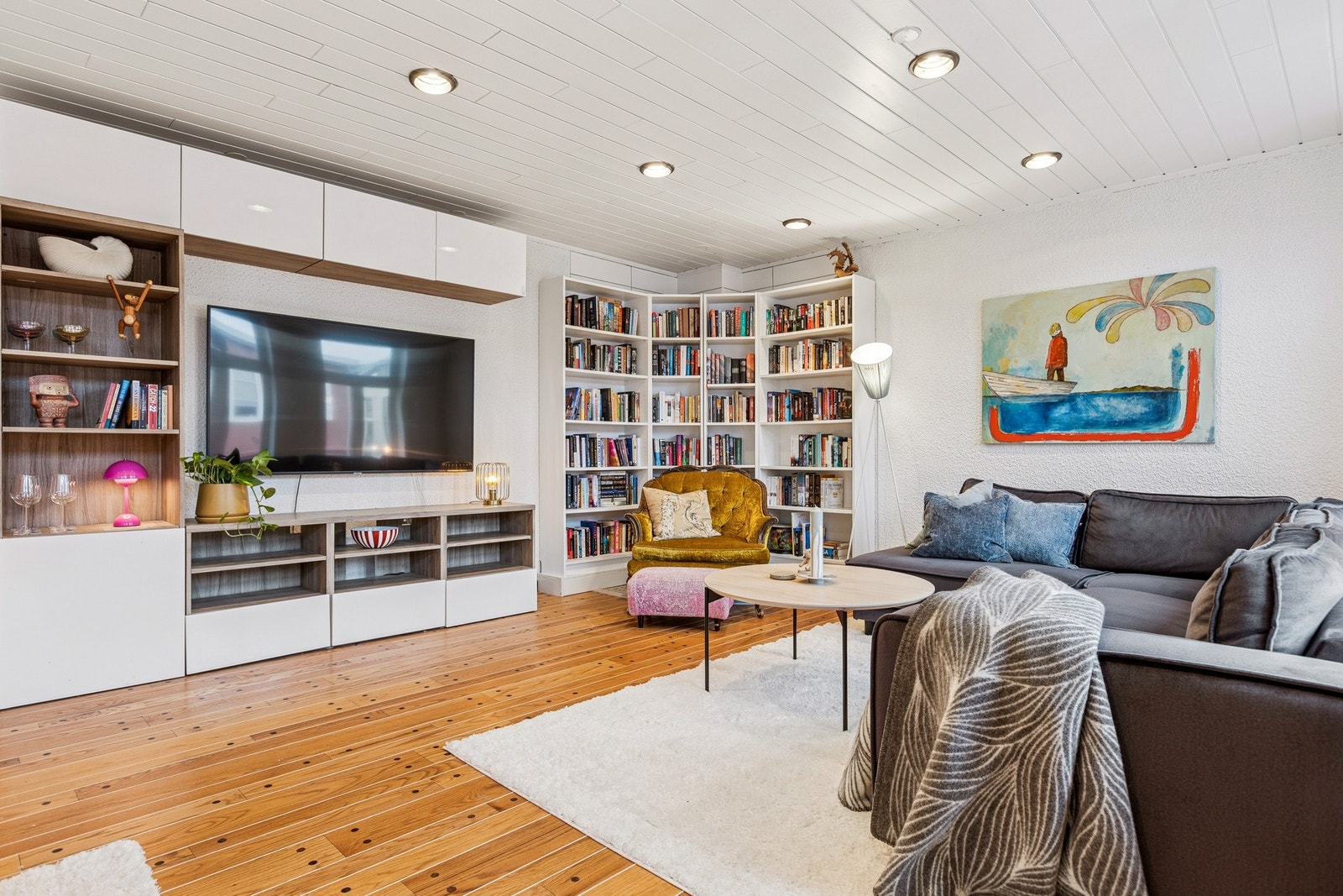 Stuen byr på en fin sone for sofakrok, plass til en lesestol og god plass til TV - perfekt for både avslapning og underholdning. Galleribilde