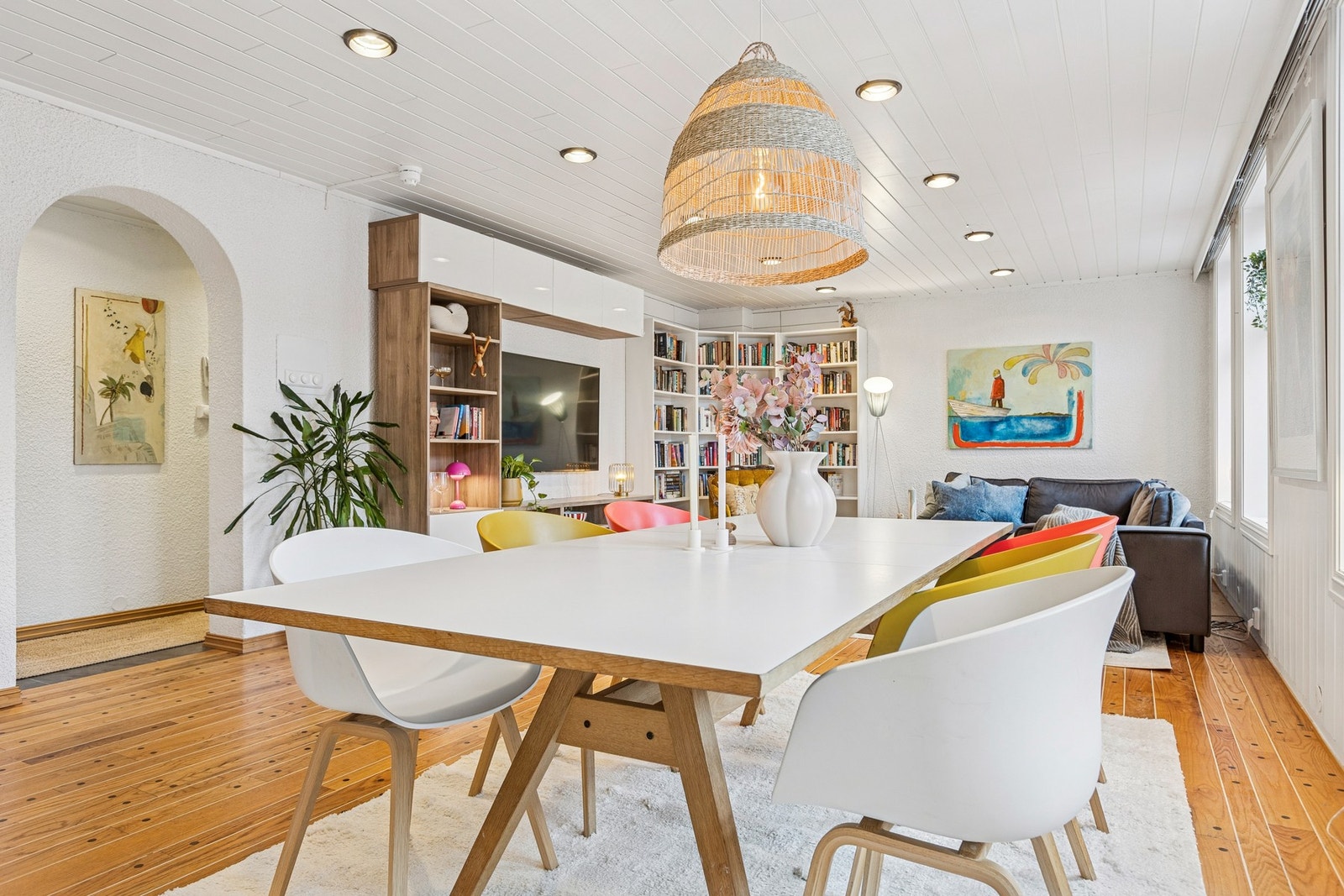 Det passer utmerket å innrede med spisegruppe mellom stue og kjøkken. Galleribilde