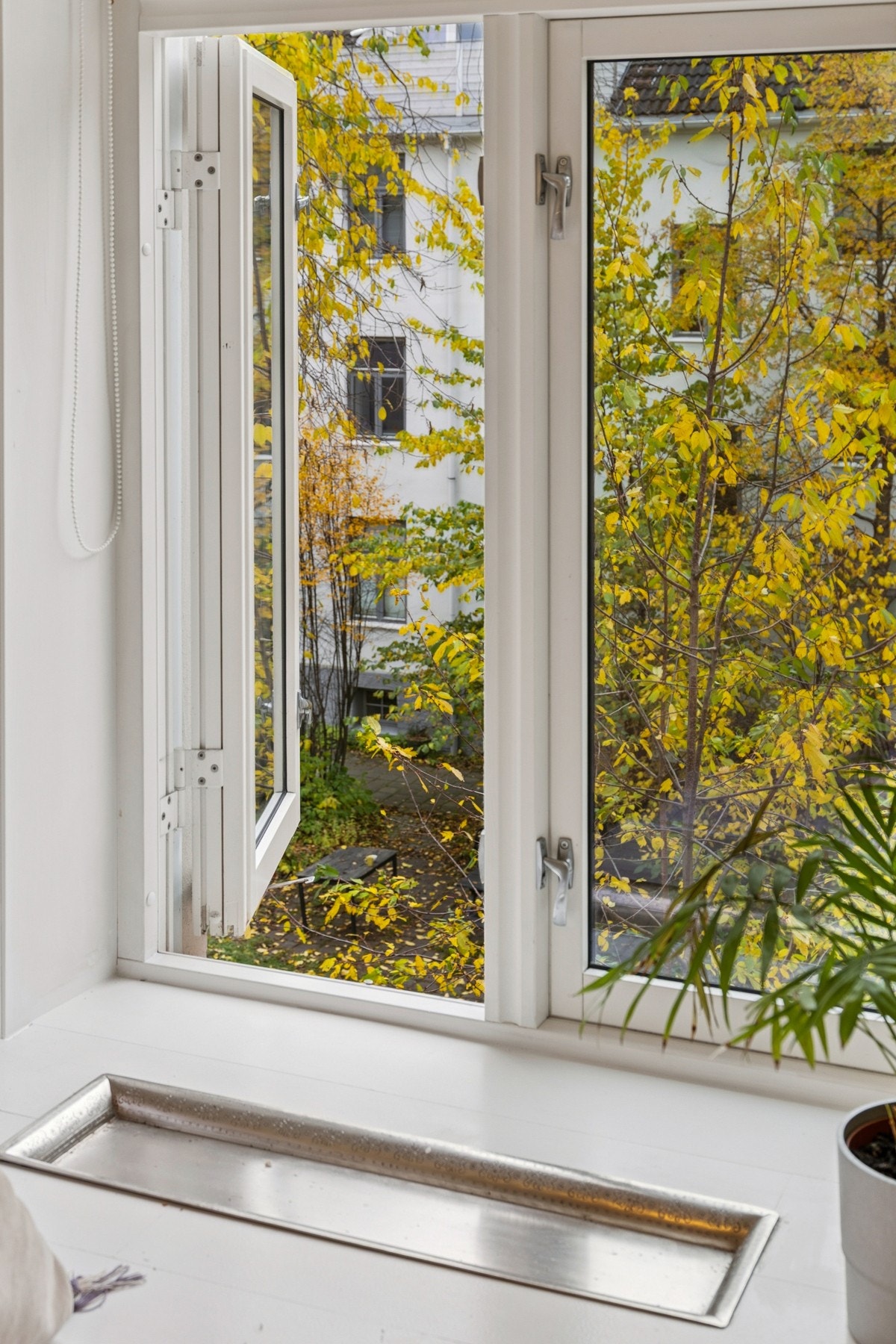 Fra soverom 2 er det utsikt inn mot bakgården. Galleribilde