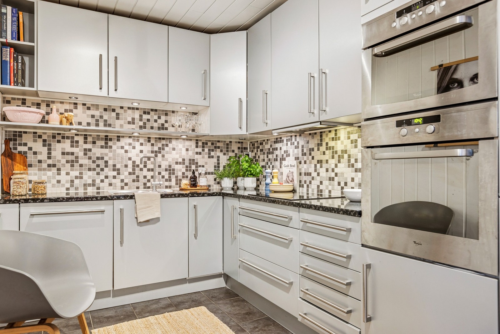 Klassisk kjøkken med integrerte hvitevarer og god lagringsplass. Galleribilde