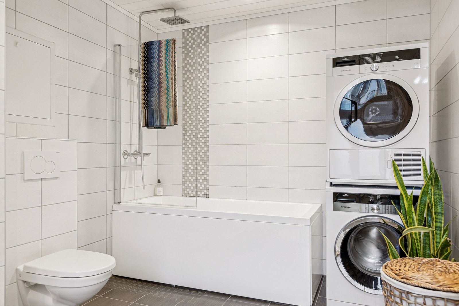 På badet har du også et lekkert badekar som kombinerer komfort og hverdagsluksus. Galleribilde