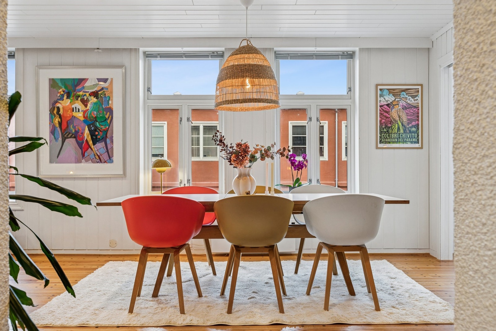 Stor stue og kjøkken i åpen løsning gir en luftig og sosial atmosfære med god romfølelse. Galleribilde