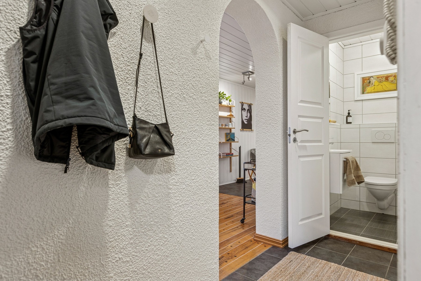 Fra entréen har du inngang til et praktisk toalettrom. Galleribilde