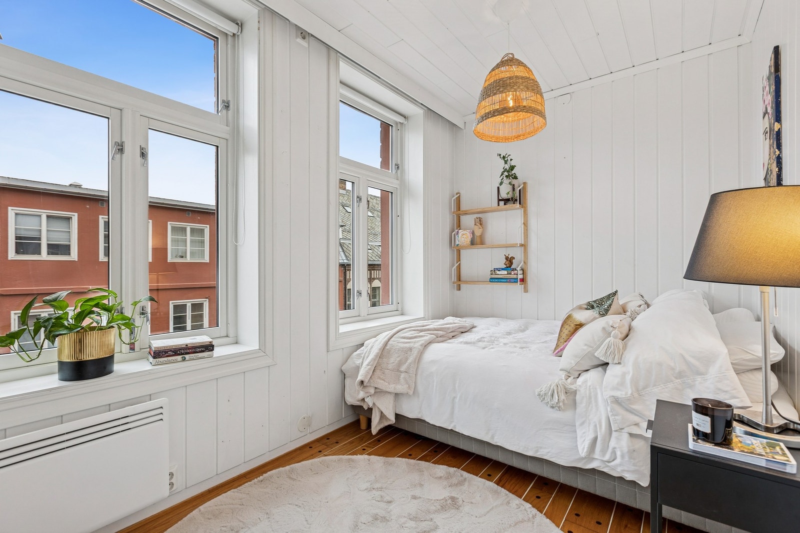 Lyst og luftig soverom med mye naturlig lys og god plass til seng og tilhørende møblement. Galleribilde