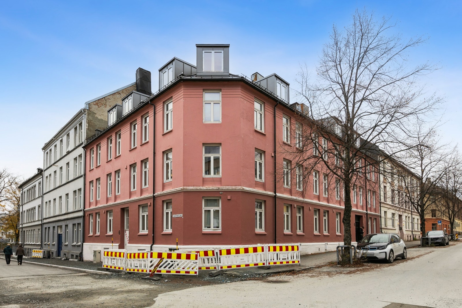 Her bor du sentralt med kort vei til buss, populære Solsiden, Lademoparken, butikker og et bredt utvalg av restauranter. Galleribilde