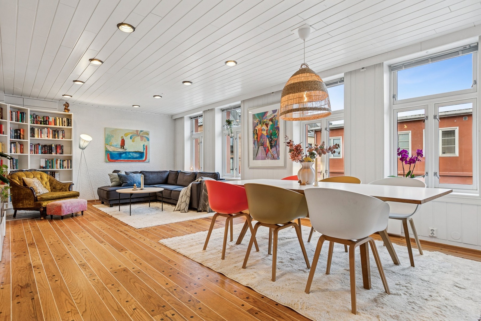 Når du går inn i stuen, møtes du av en koselig og innbydende spisestue. Galleribilde