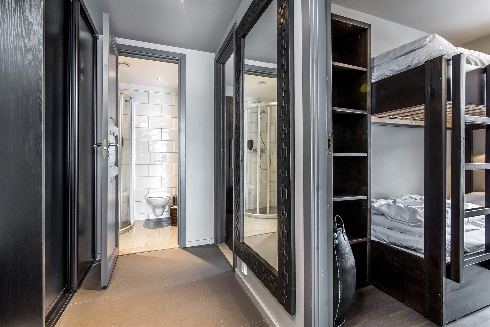 Entré med adkomst til alle rom i leiligheten. Skyvedørsgarde med plass til sko og yttertøy Galleribilde