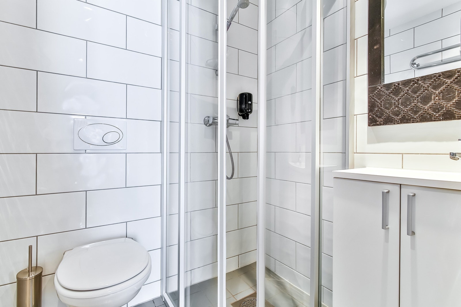 Lekkert, flislagt bad-wc Galleribilde