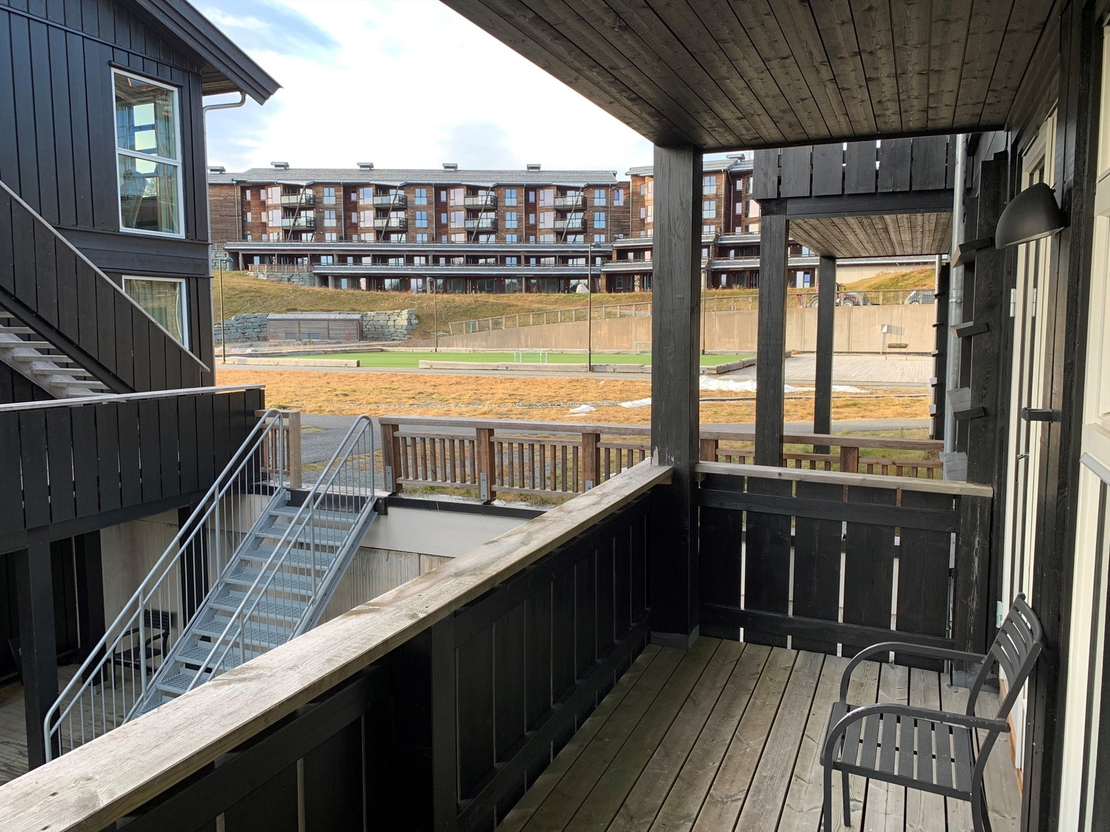 Deler av utsikten - Piazzaen blir benyttet til fotball, hockey, minigolf m.v. om sommeren, og skøytebane om vinteren Galleribilde