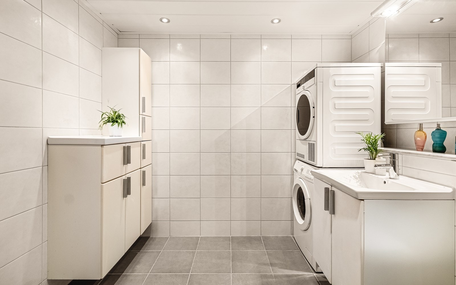 Badet har fliser på vegg og gulv | Det er varmekabler i gulv Galleribilde