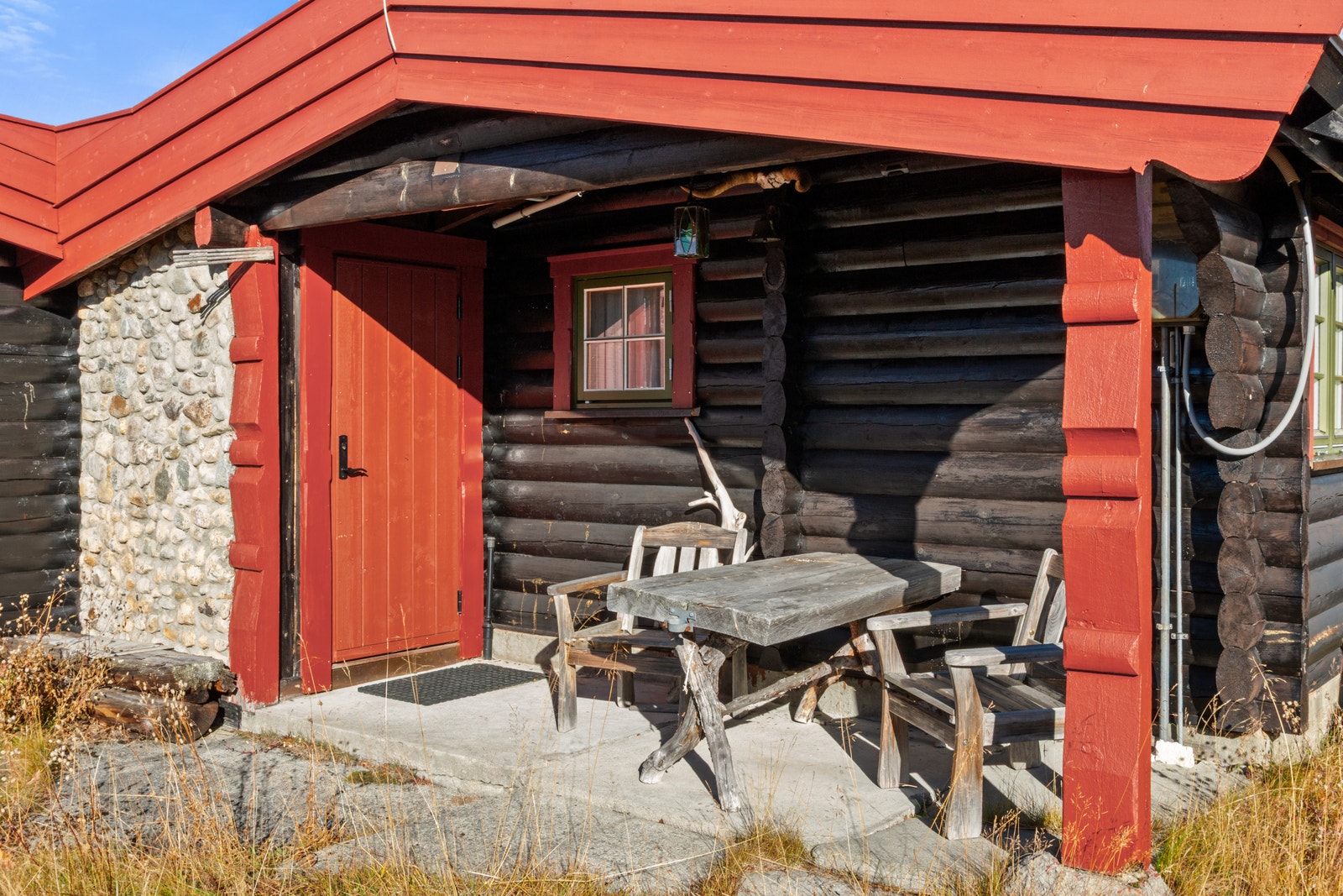 Det er flere trivelige sittekroker rundt på eiendommen Galleribilde