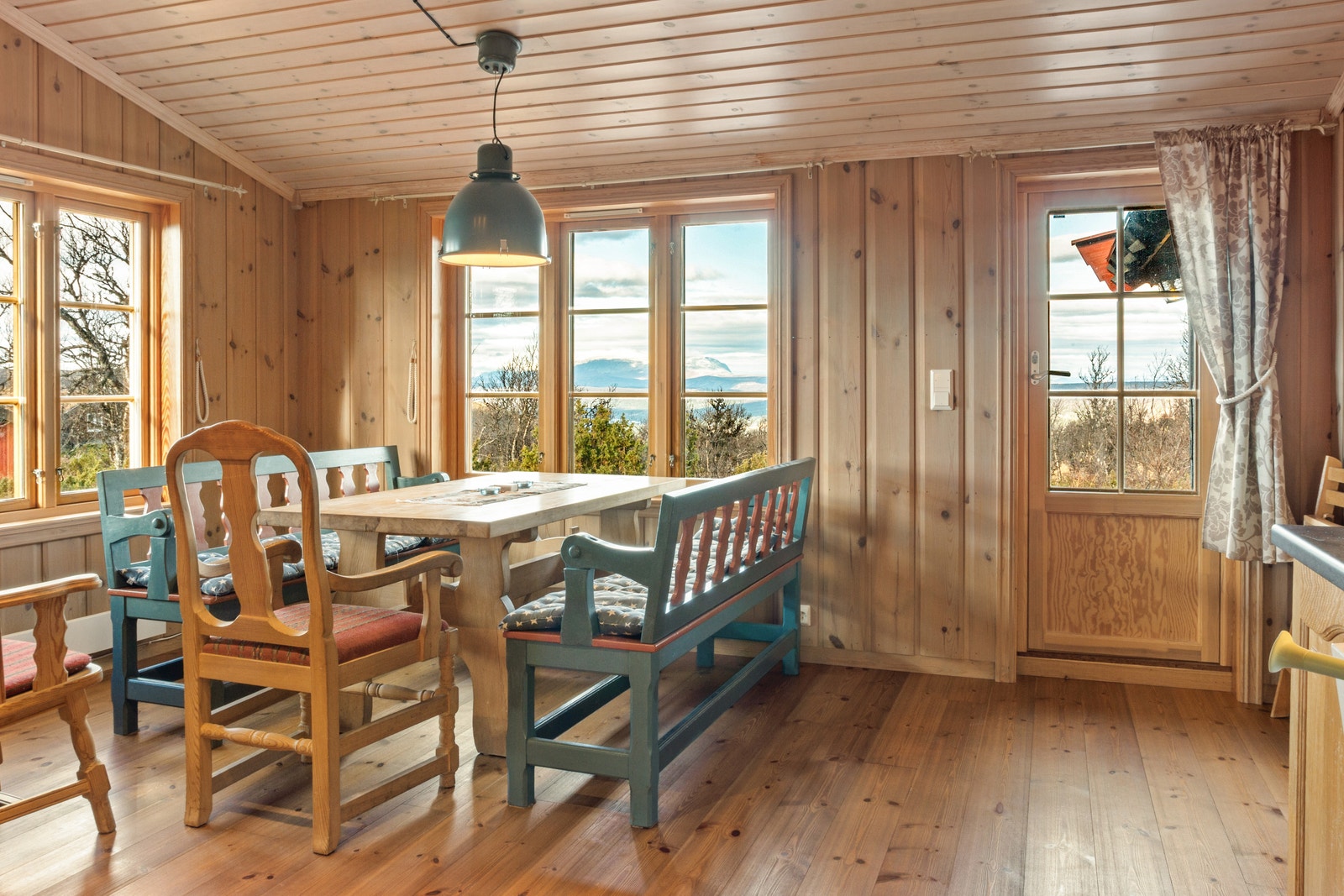 Spisestue mot utsikten, og med dør ut mot solvendt veranda Galleribilde