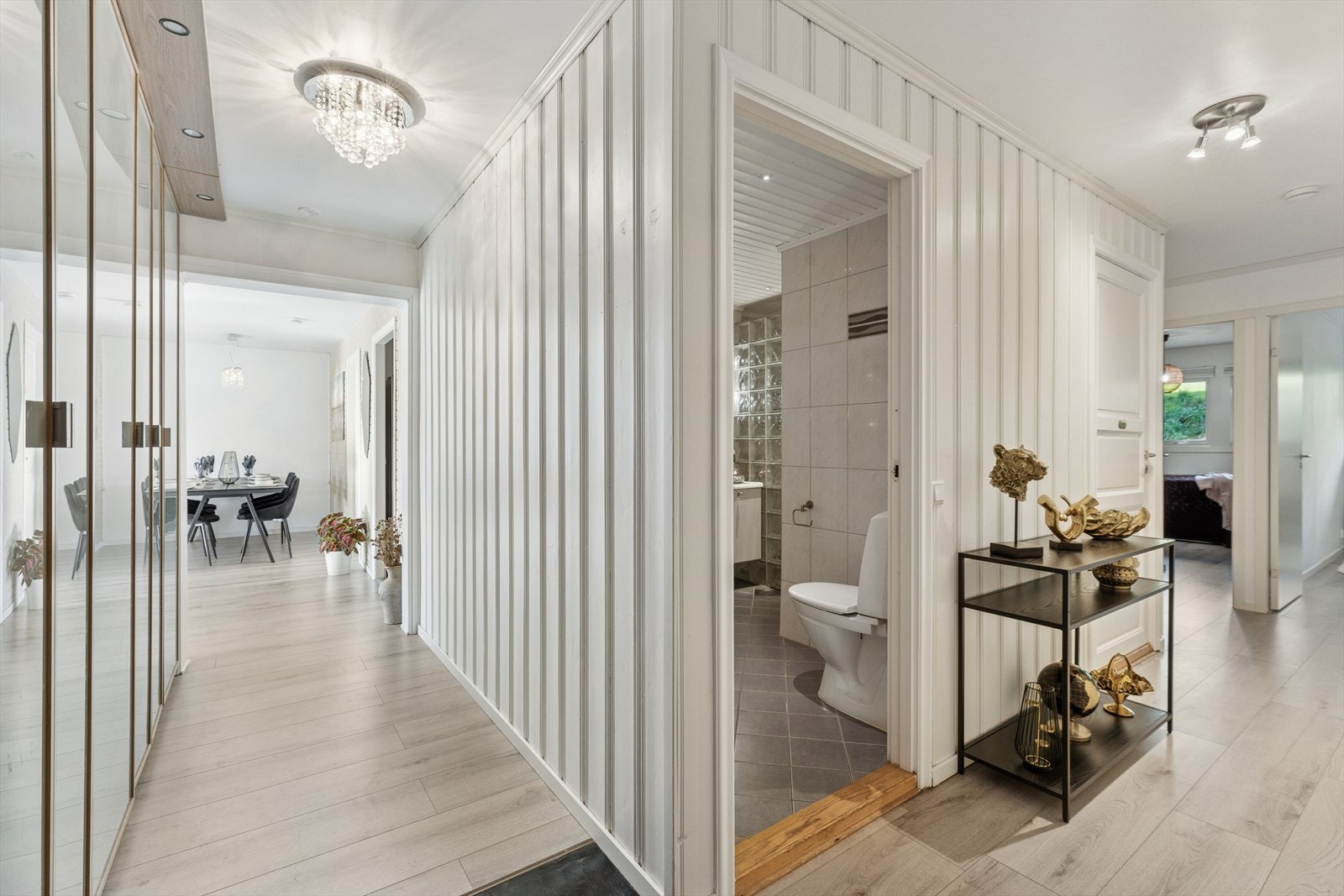 Du ønskes velkommen inn til en lys entré som gir et positivt førsteinntrykk av boligen. Galleribilde