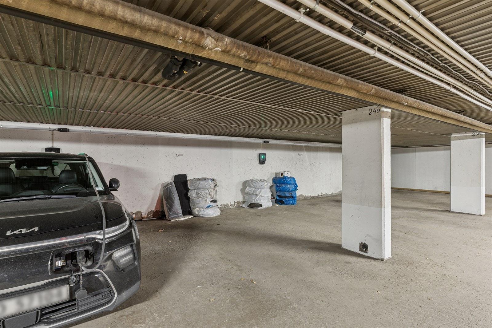 Med leiligheten medfølger det en fast biloppstillingsplass i felles garasjeanlegg. Galleribilde