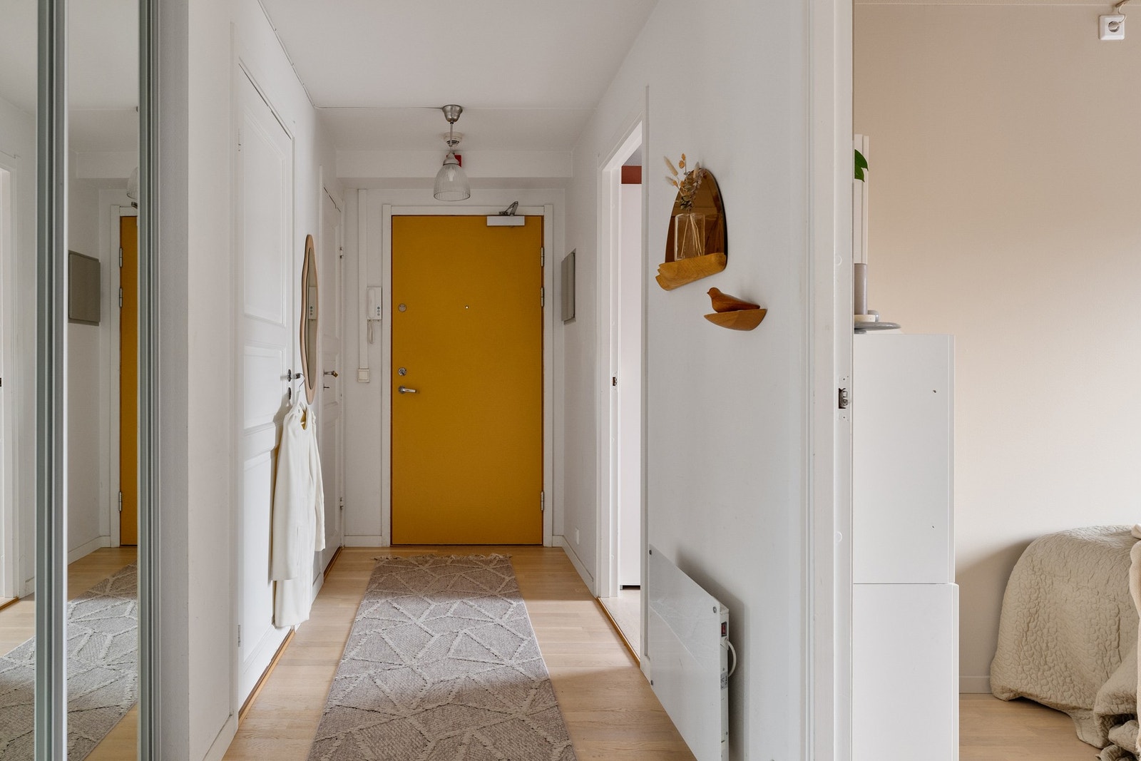 Romslig entré med skyvedørsgarderobe m/ speilfront. Galleribilde