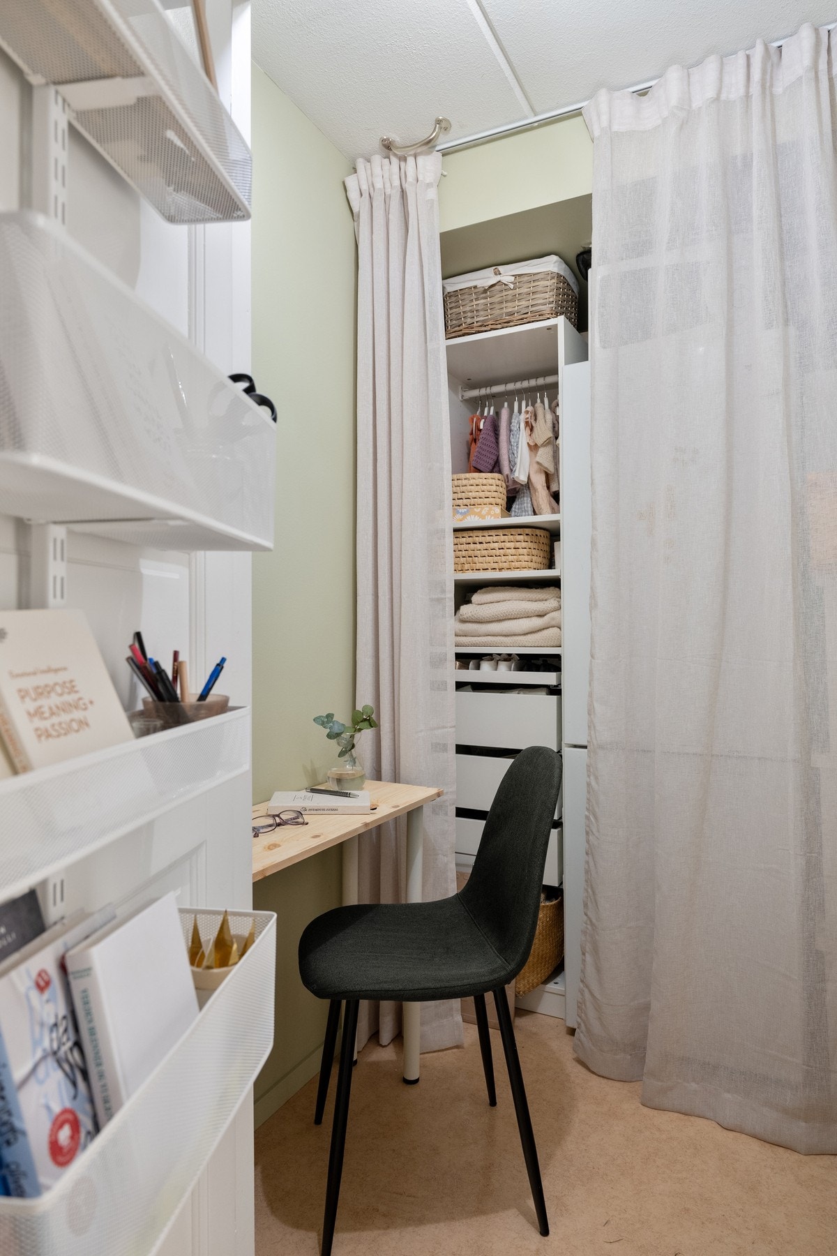 Praktisk innvendig bod/kontor/garderobe. Galleribilde