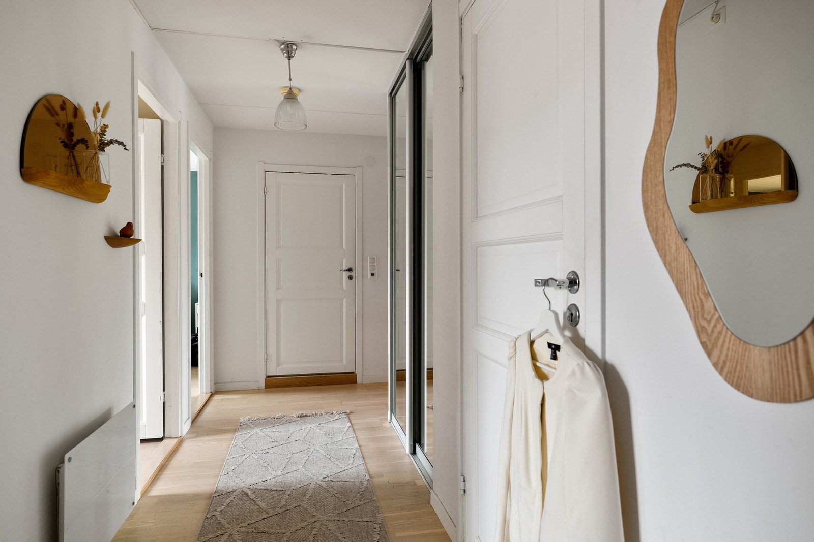 Romslig entré med skyvedørsgarderobe m/ speilfront. Galleribilde