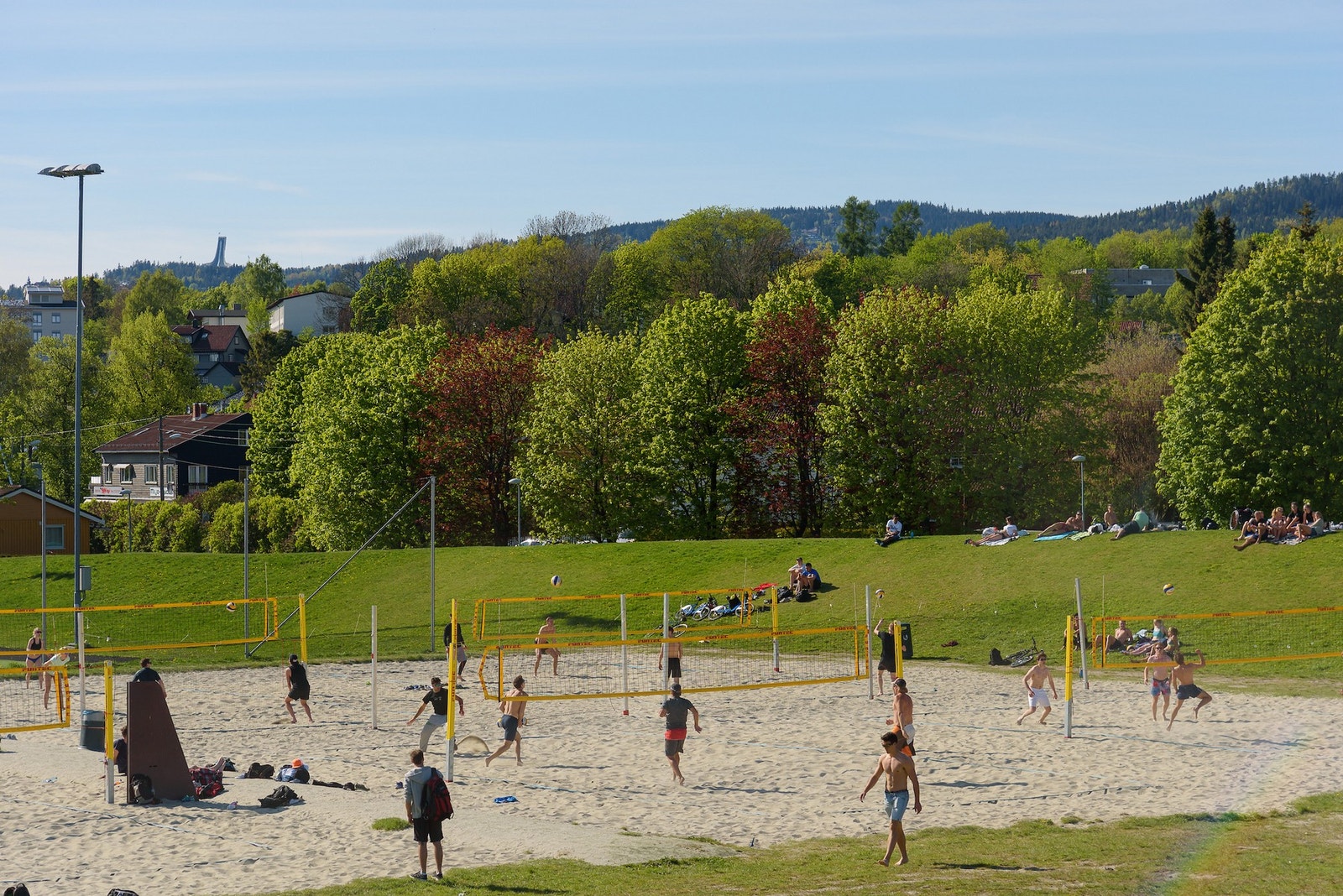 Voldsløkka et steikast unna. Her finner du sandvolleyball, fotball, og snart ny pumptrack. Et perfekt sted for familier og sportsentusiaster. Galleribilde