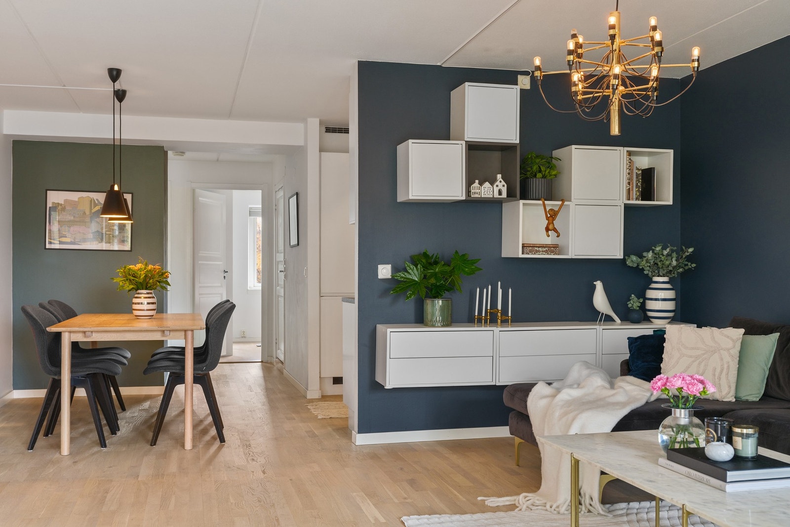 Romslig stue med god plass til både sofagruppe og spisebord. Galleribilde