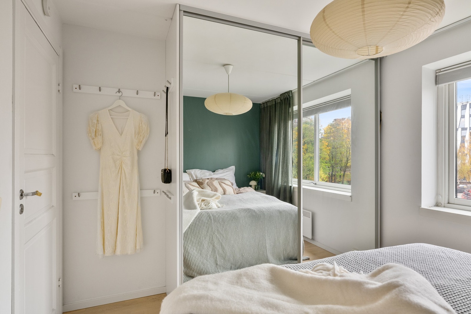 Soverom 1. Stor skyvedørsgarderobe med speilfront. Galleribilde