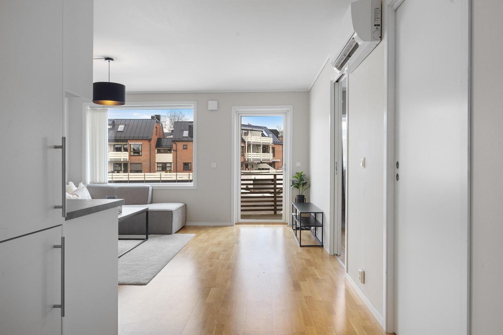 Fra stuen er det utgang til trivelig balkong Galleribilde