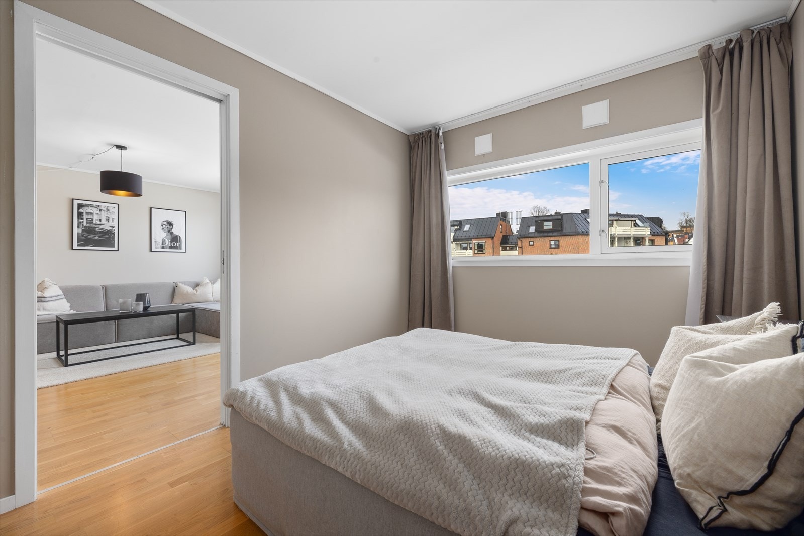 Det er parkettgulv på begge soverom og i oppholdsrom Galleribilde