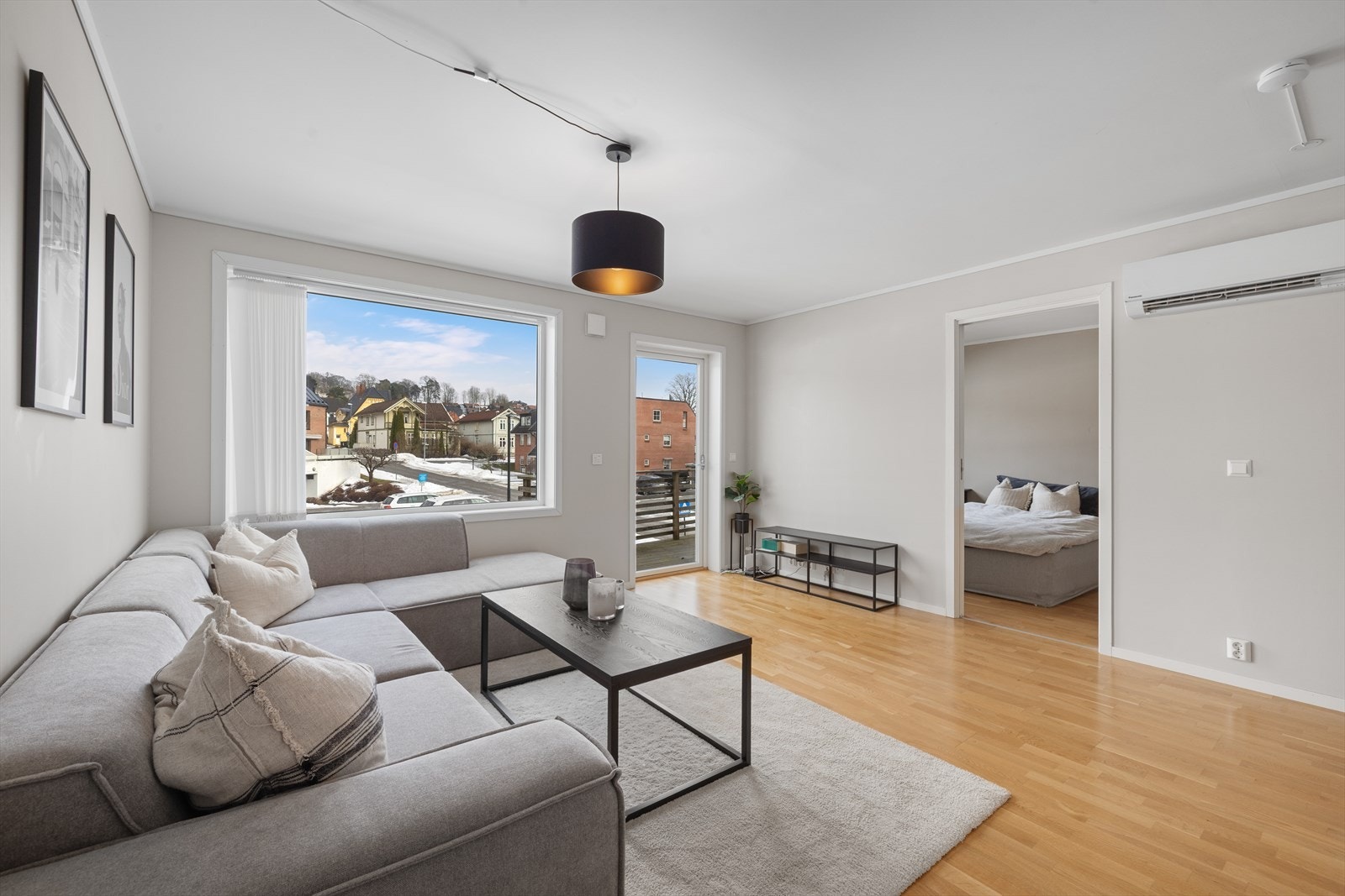 Store vindusflater sørger for et godt lysinnslipp i denne leiligheten Galleribilde