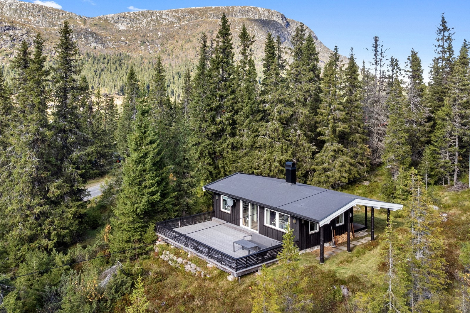 Hytten har en praktisk planløsning med alt på ett plan og kjeller for ekstra plass. Innlagt vann, avløp og strøm. Galleribilde