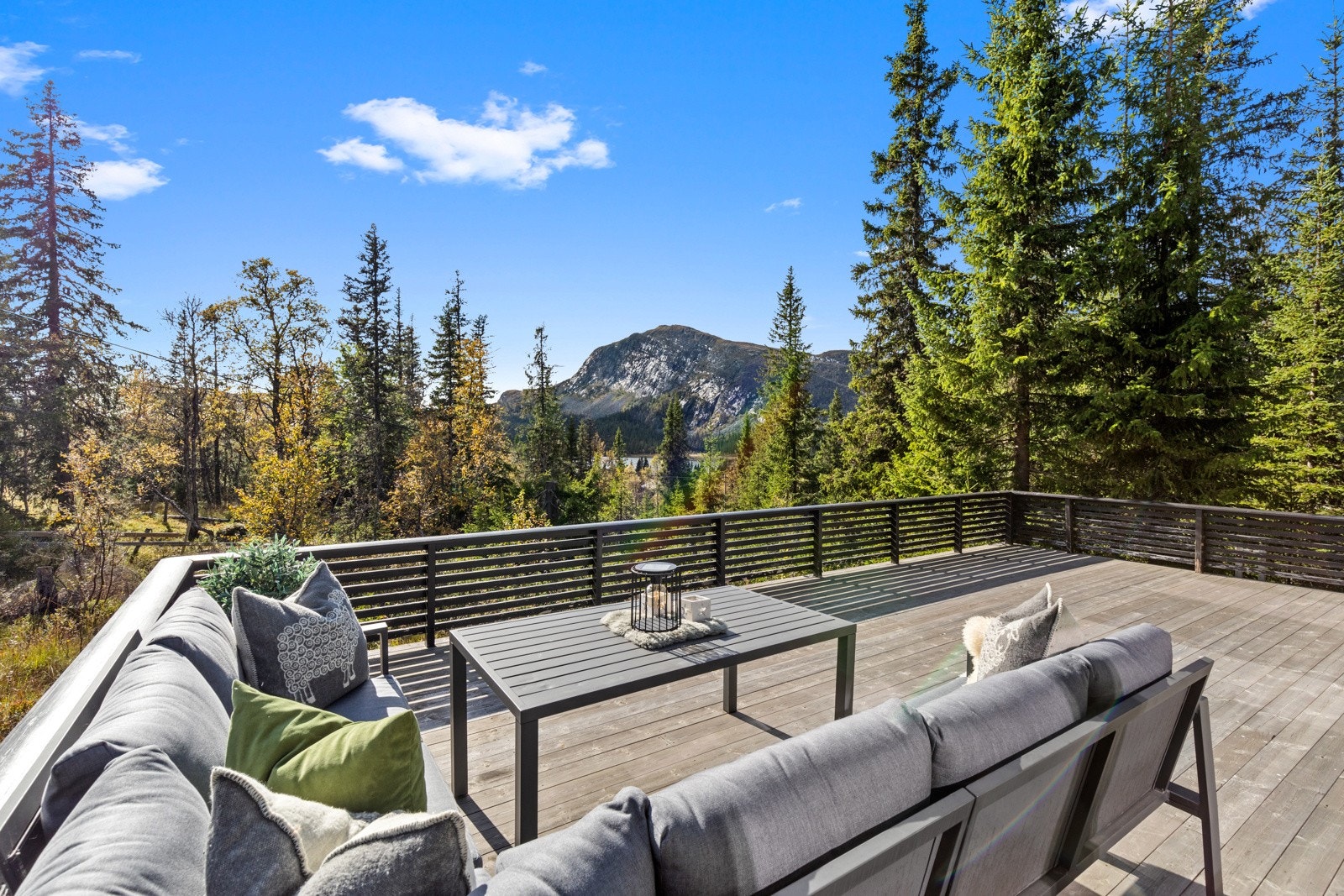 Fantastisk utsikt mot Haglebunatten og Haglebuvatnet Galleribilde