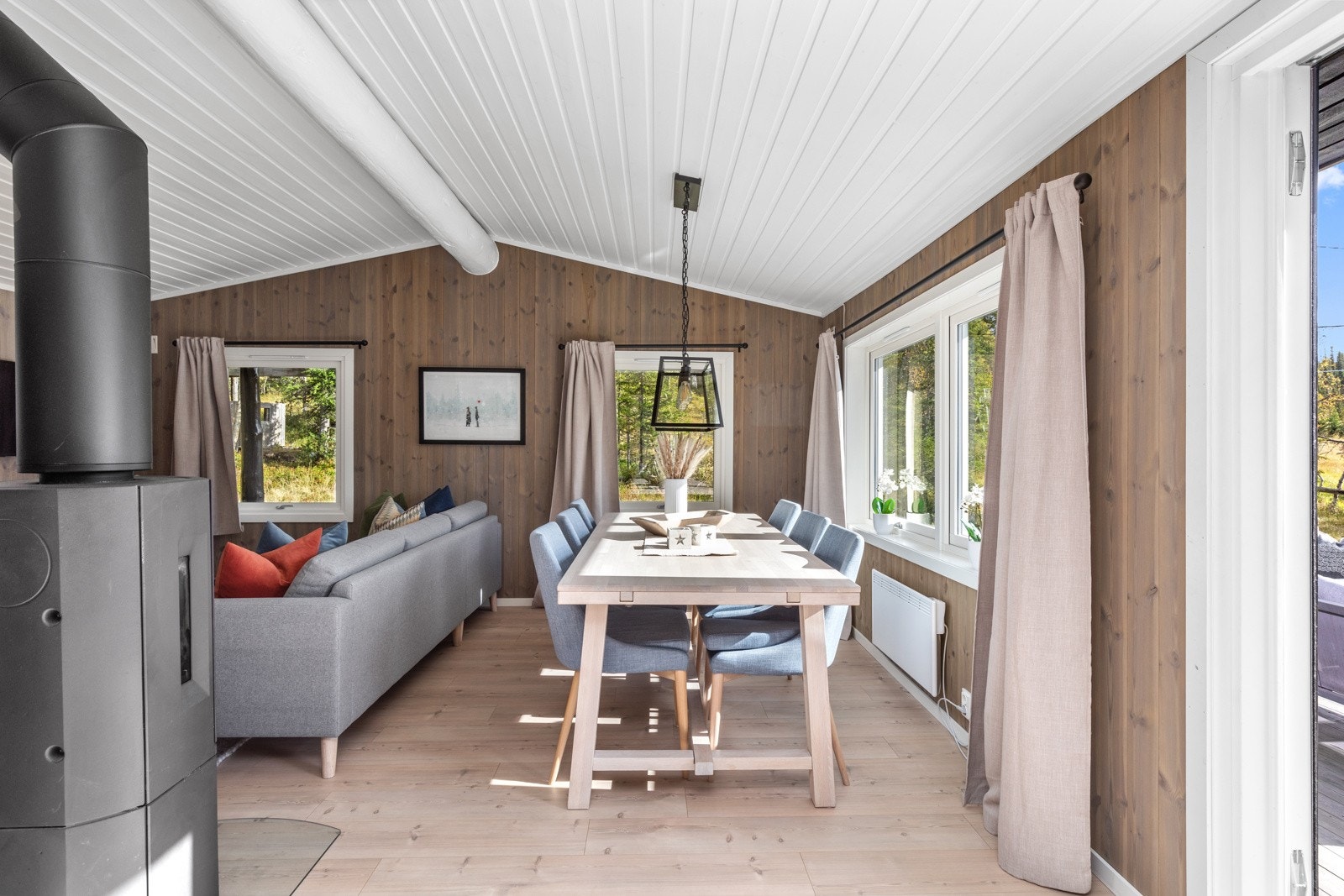 Stuen blir et naturlig samlingspunkt med god plass til både sofagruppe og spisebord Galleribilde