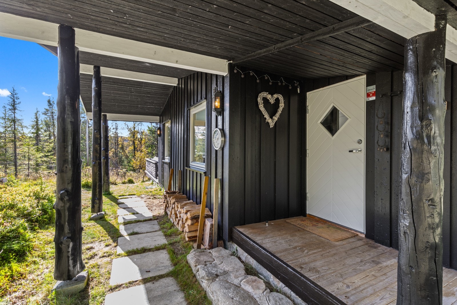 Lunt og trivelig overbygd inngangsparti - velkommen inn! Galleribilde