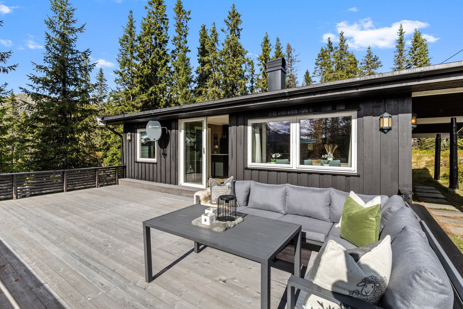 Terrassen er på ca. 42 m² Galleribilde