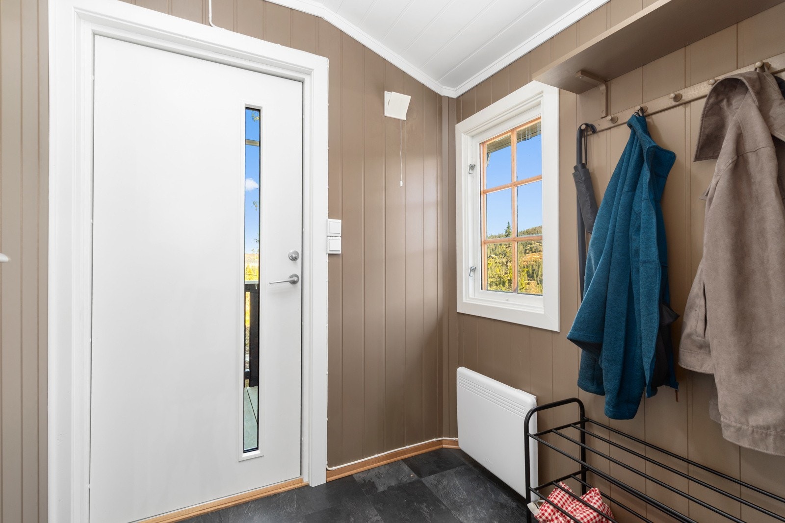 Innbydende entre med plass til å henge fra seg yttertøy. Galleribilde