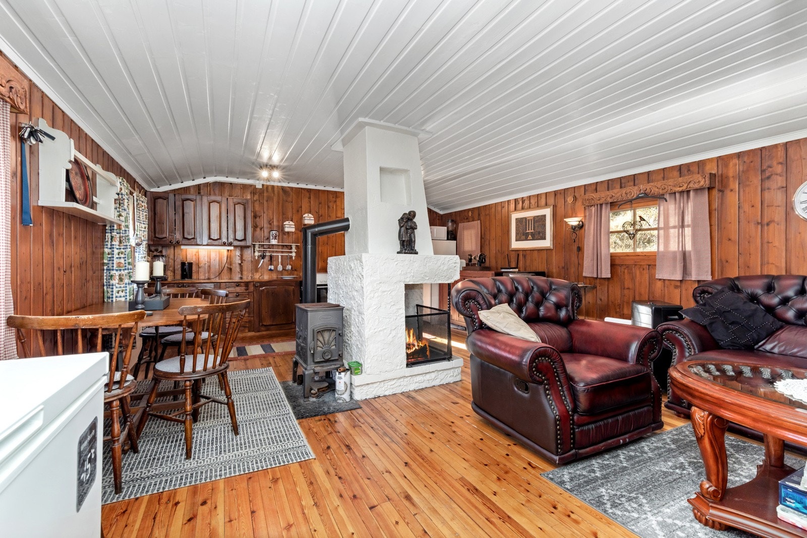 Lun stue med koselig åpen peis og vedovn. Galleribilde