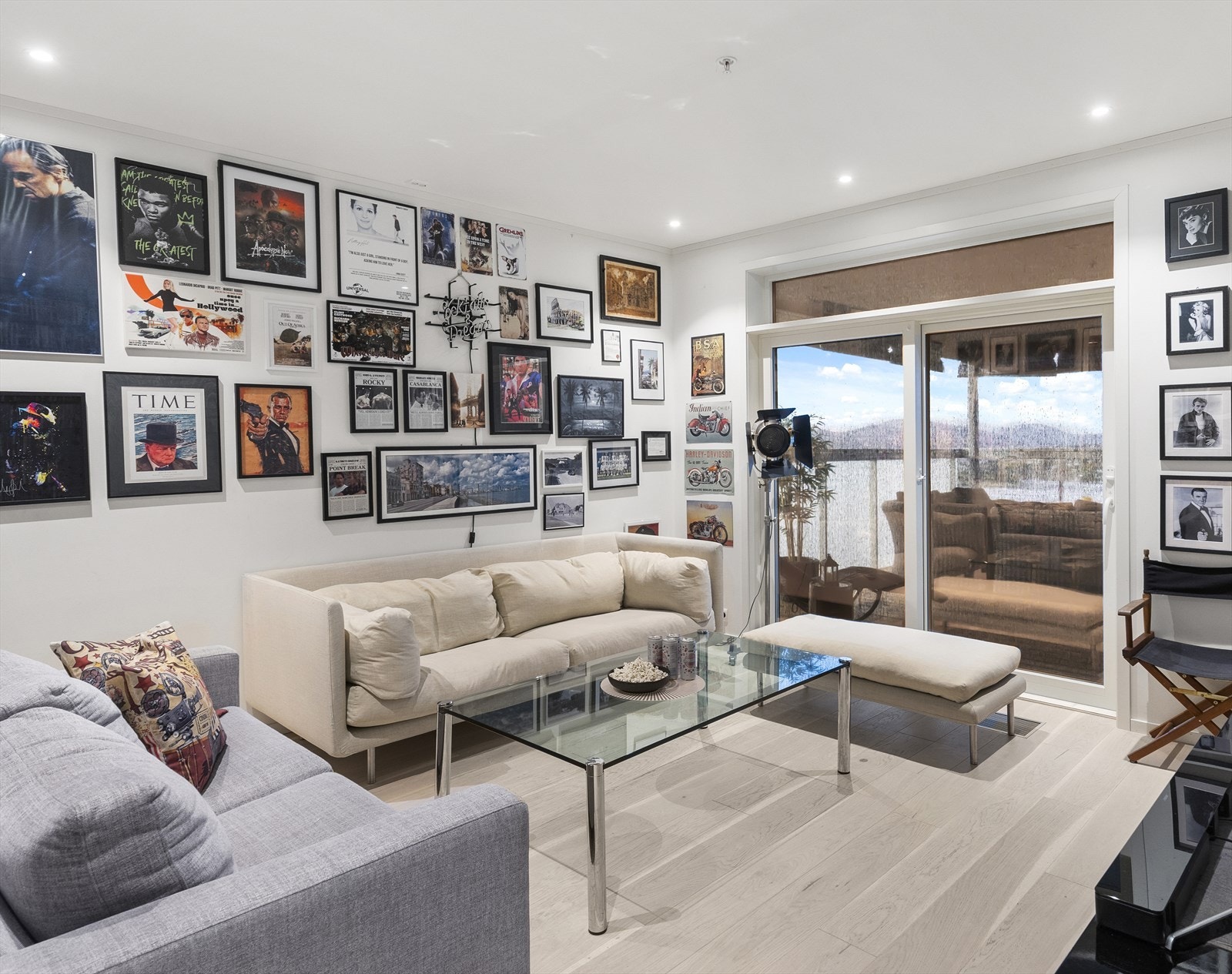 TV-rom med skyvedør til balkongen - perfekt for filmkvelder. Galleribilde