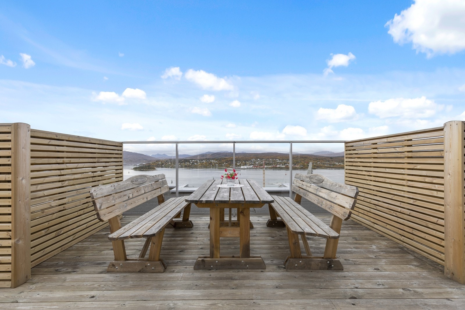 Felles takterrasse med bord, benker og god plass. Galleribilde