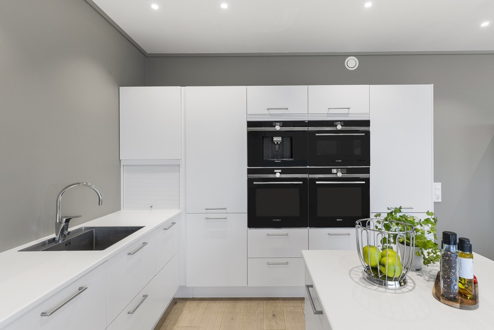 Hvitevarer har WiFi-styring via Home Connect og BlackSteel-overflater som gir kjøkkenet et moderne og eksklusivt uttrykk. Galleribilde