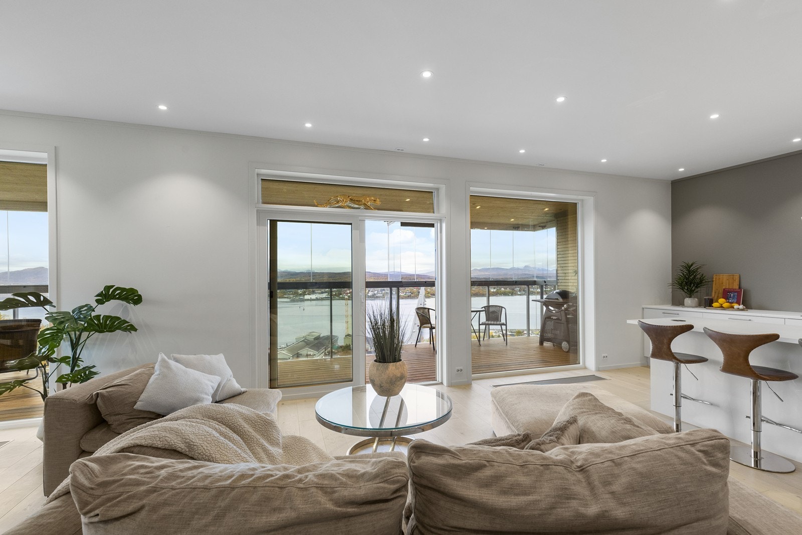 Romslig stue med to utganger til stor balkong, med utsikt mot Gisundet. Galleribilde