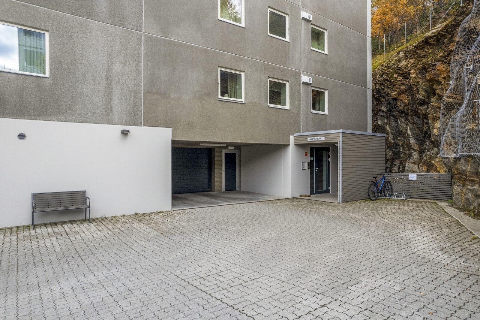 Inngangsparti og felles garasje i underetasjen. Galleribilde