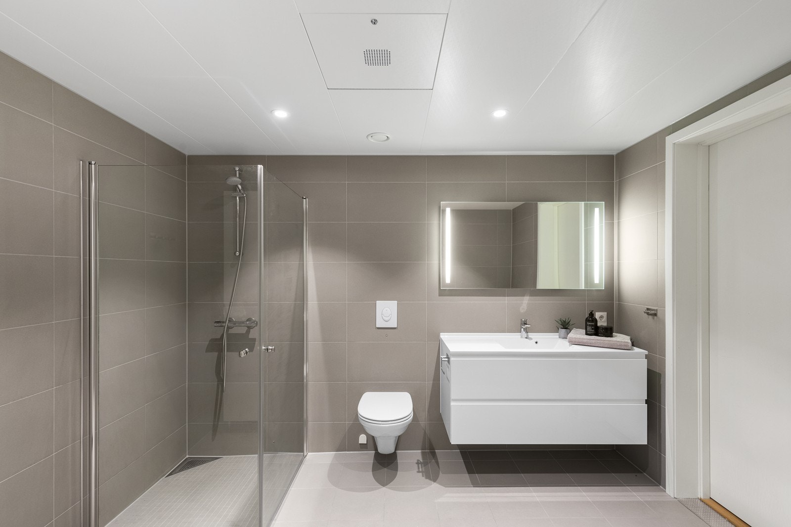 Praktisk bad med vaskerom i tilknytning - rent og ryddig hjem. Galleribilde