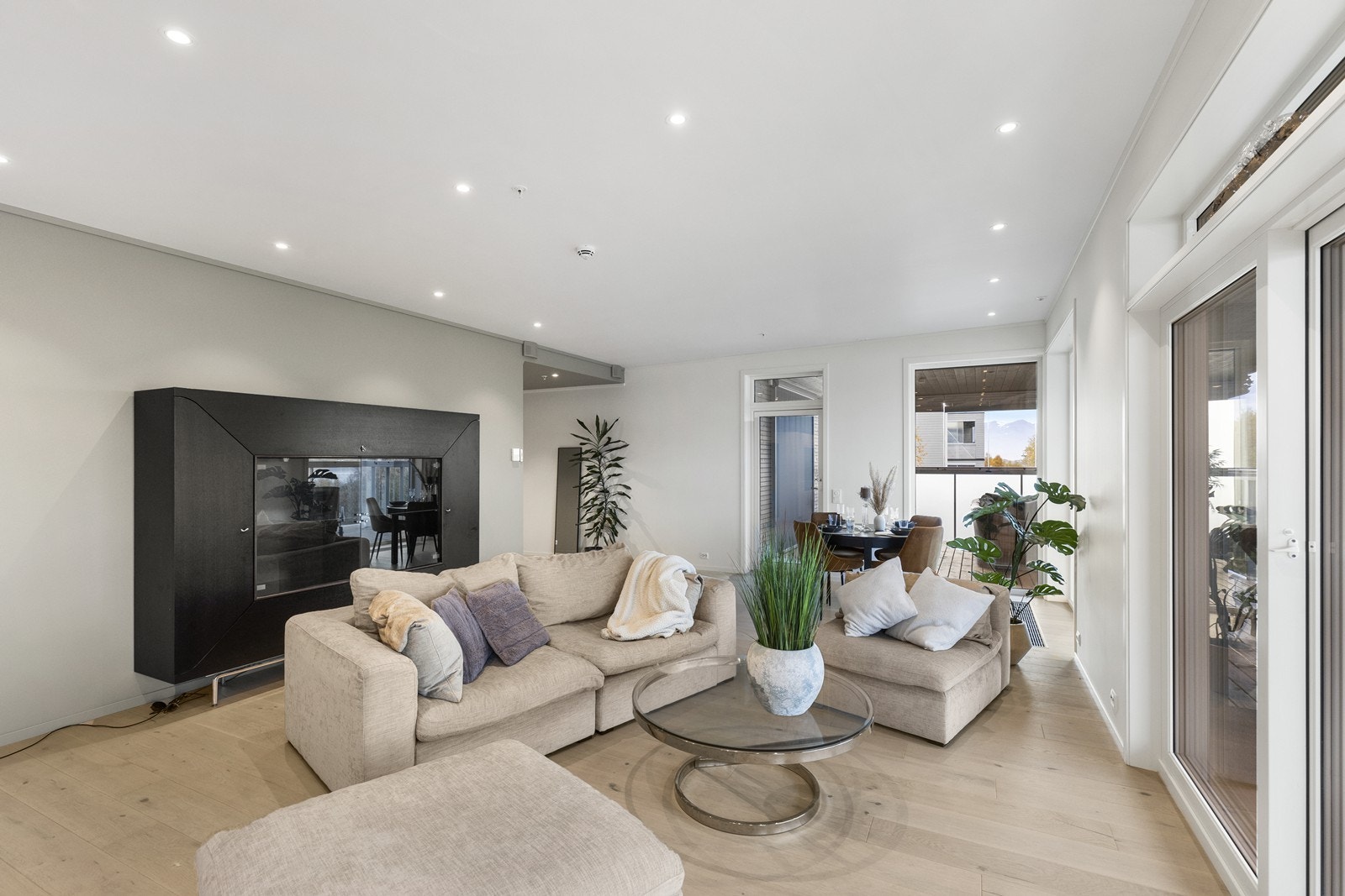 Åpen løsning mellom stue og kjøkken gir romfølelse og lys. Galleribilde