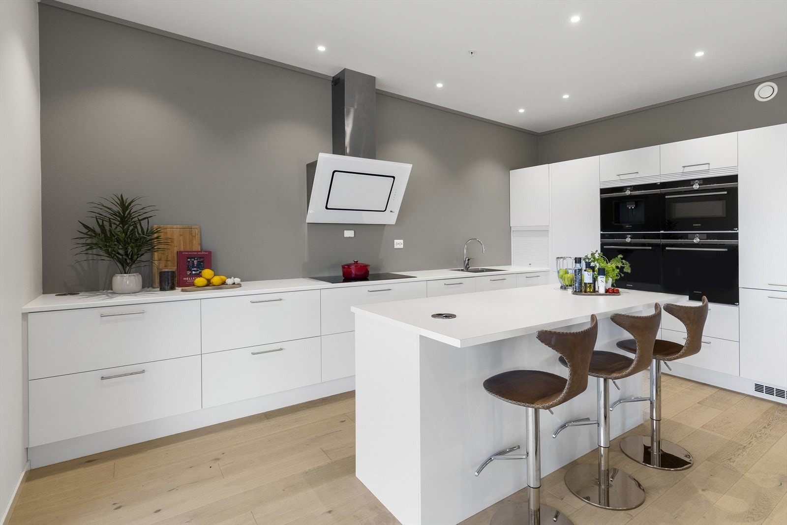 Kjøkkenet kombinerer design, funksjon og teknologi på toppnivå. Galleribilde