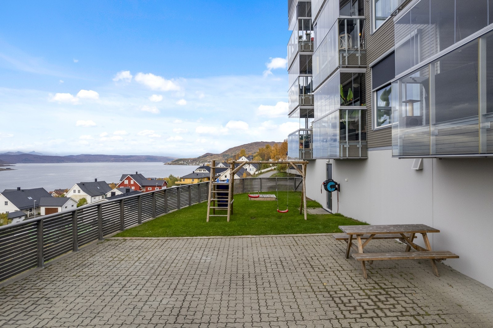 Fellesareal med gressplen og gjesteparkering. Galleribilde