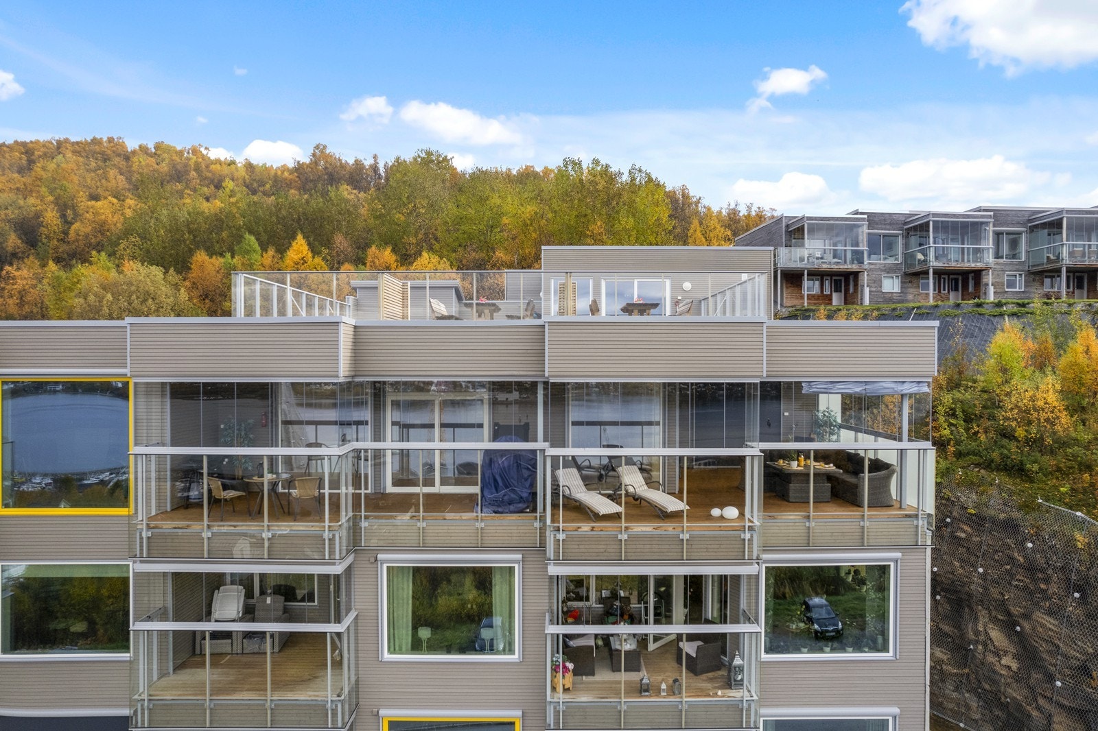 Innglasset balkong på 48 m² med god plass til spisegruppe, solsenger og treningsutstyr (tredemølle medfølger). Galleribilde