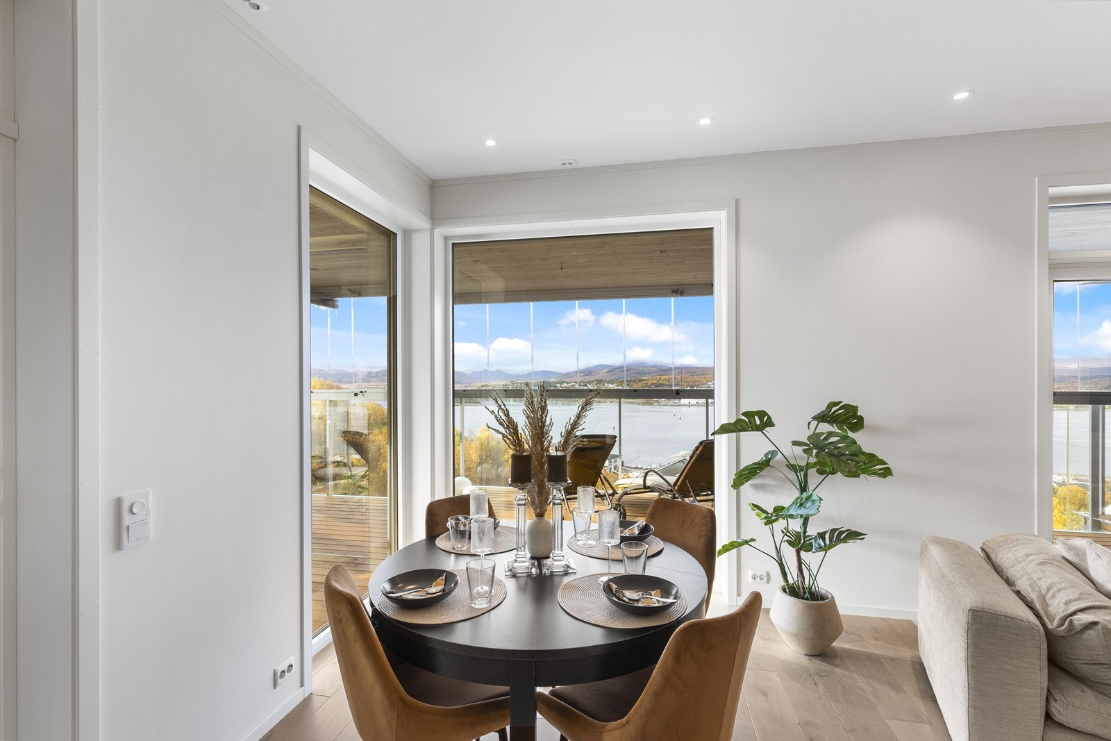 Leiligheten er gjennomført i lyse farger og tidløse materialer. Galleribilde