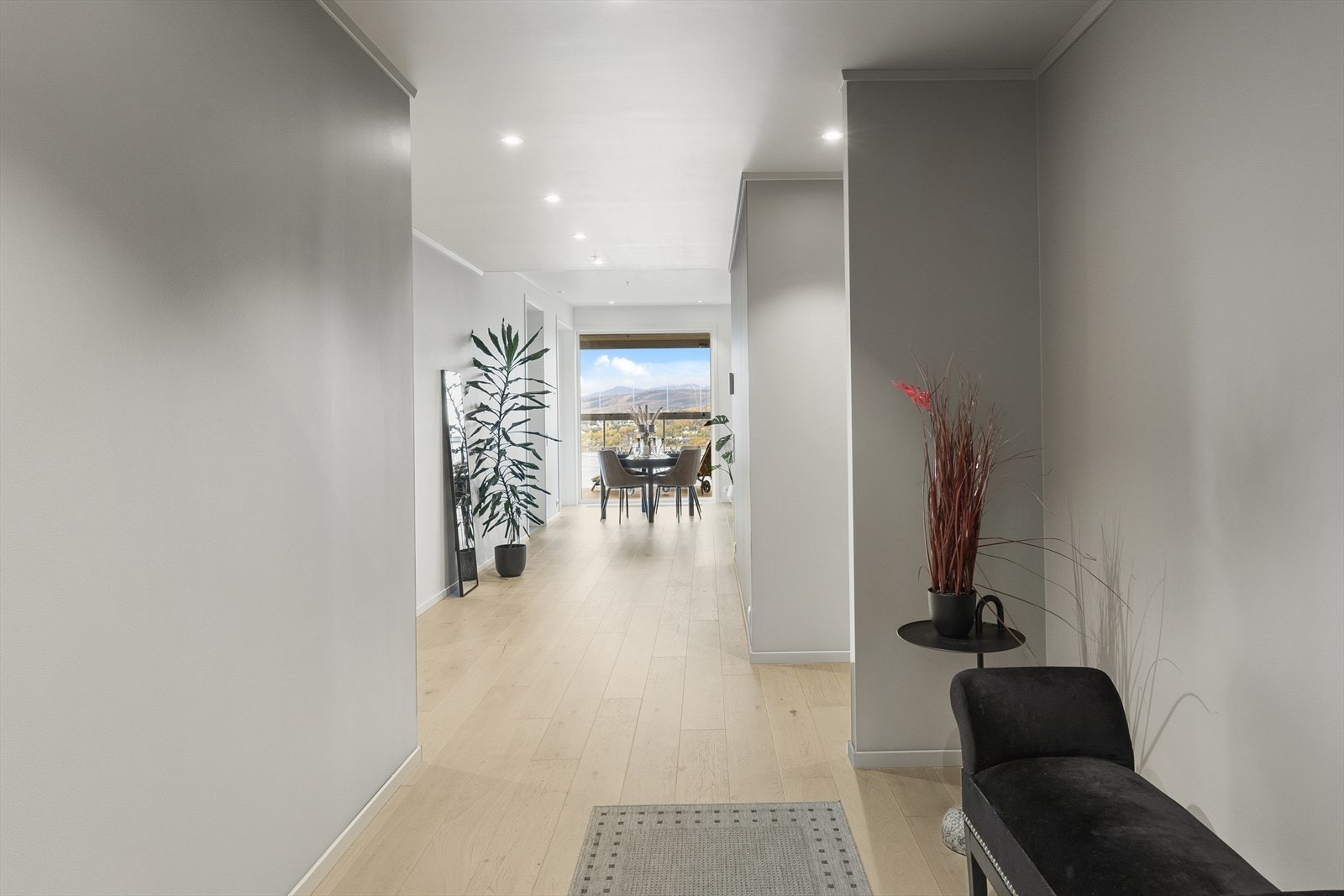 Lys parkett, store vinduer og god takhøyde gir en lun atmosfære. Galleribilde