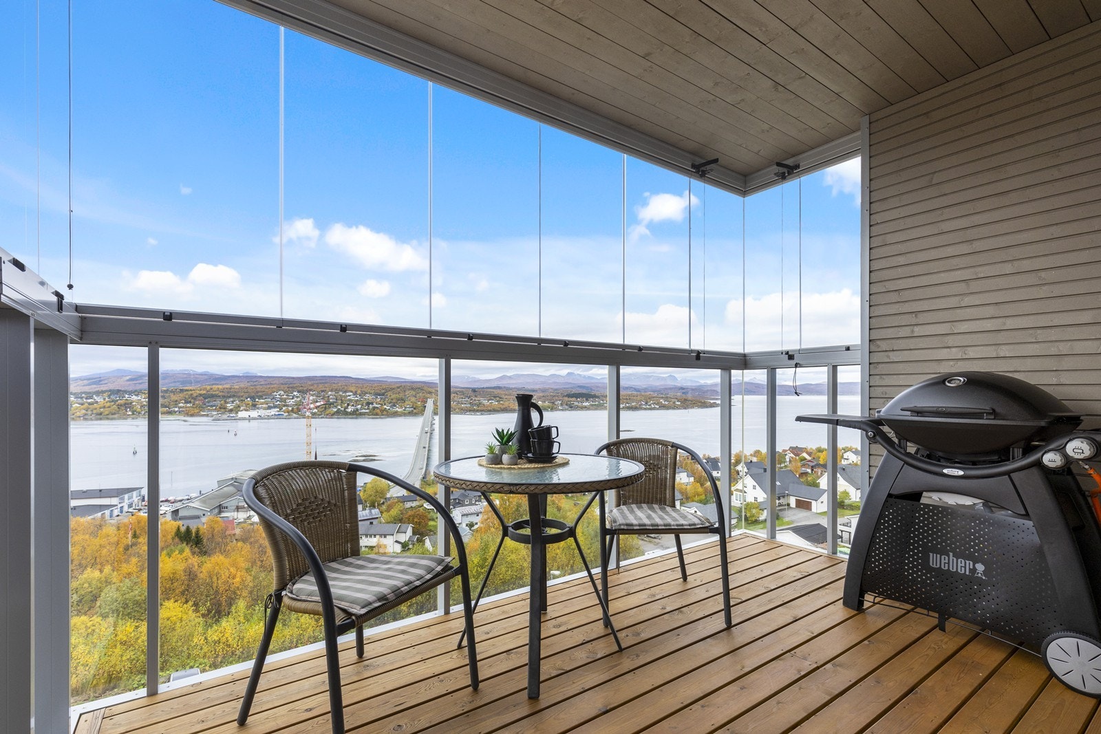 Balkongen har vannuttak og plass til jacuzzi, for de som ønsker det. Galleribilde